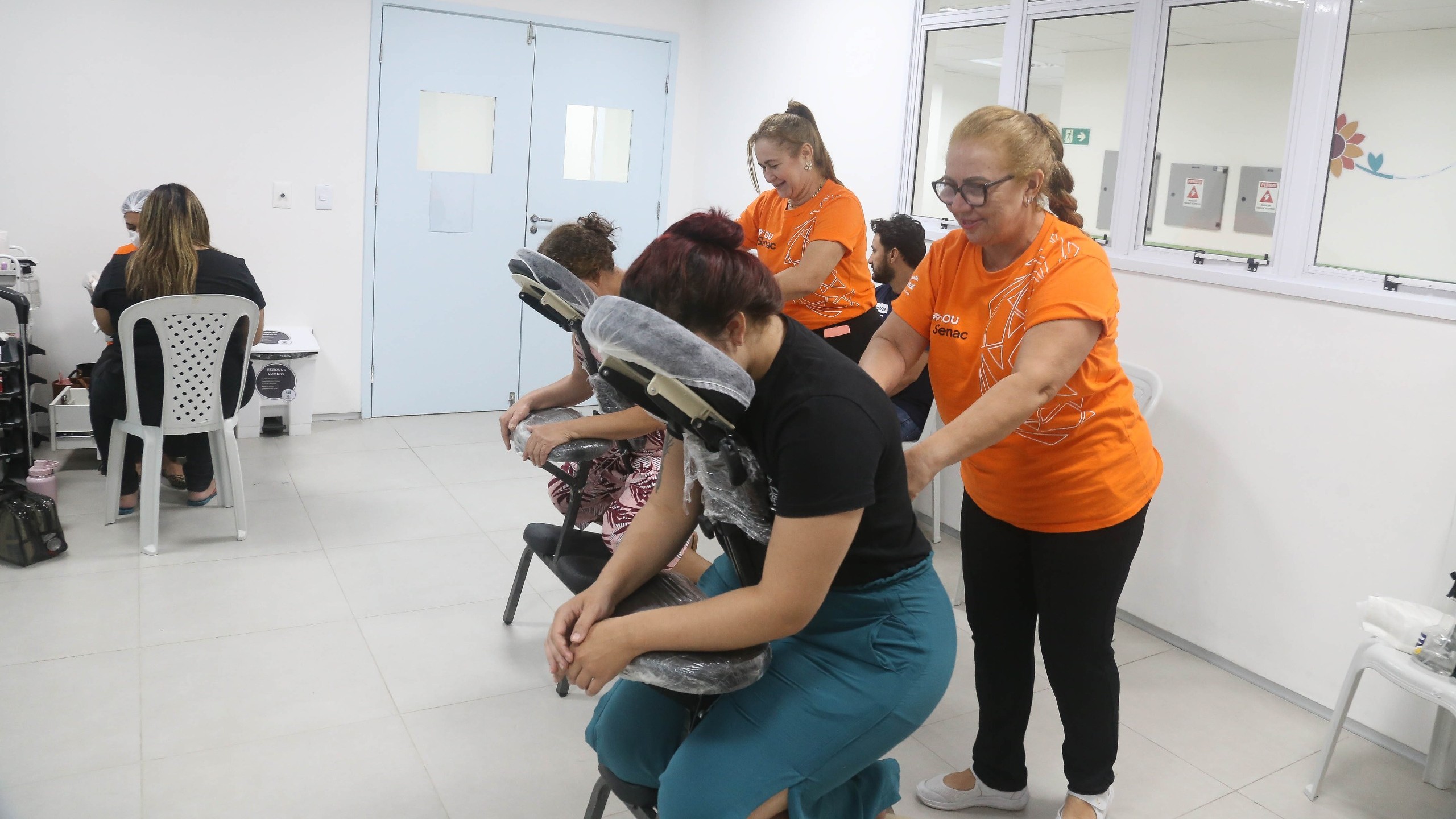 mulheres fazendo massagem